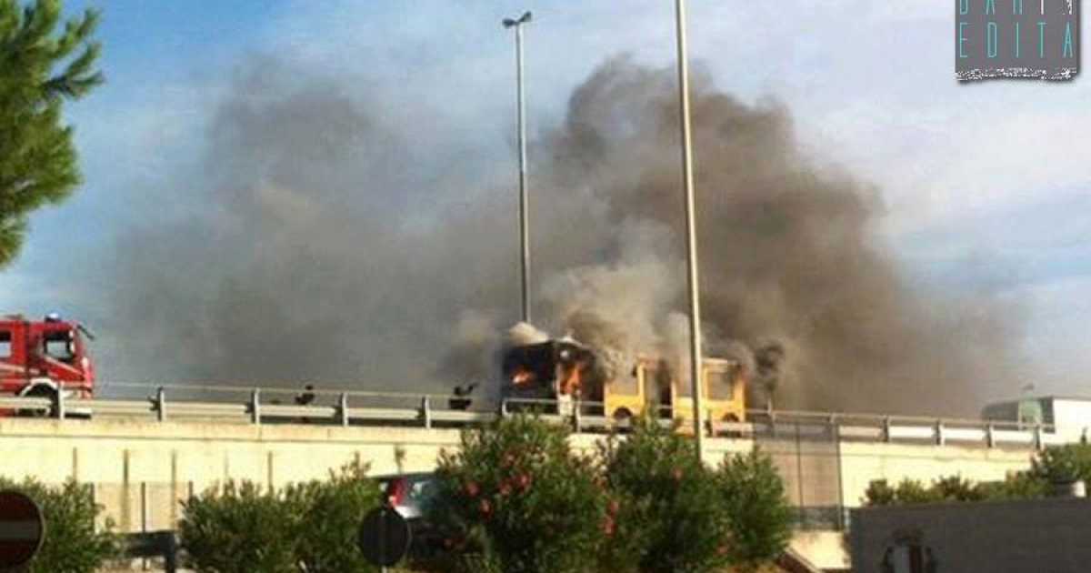 Bari, il bus n.19 va a fuoco mentre percorre la tangenziale: foto e video